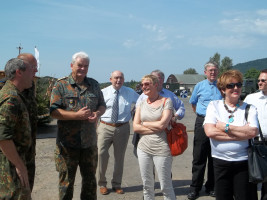 Rundgang in der Rhön-Kaserne mit General Berger und Bürgermeister Schrenk