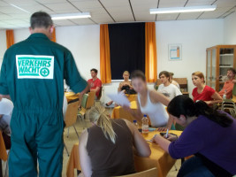 Übergabe der Teilnahmeurkunden nach dem Fahrsicherheitstraining