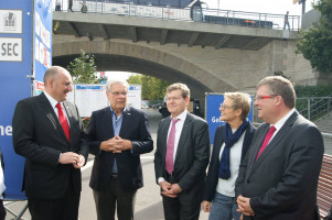 intensive Gespräche am Rande der Messe