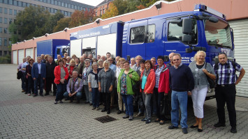 Die Gruppe vor einem Einsatzfahrzeug des THW