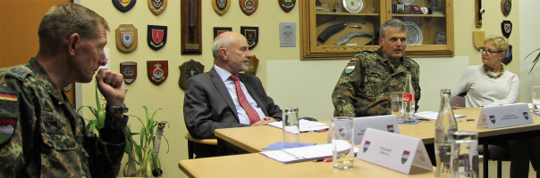 Oberst Axel Grunewald, MdB Rainer Arnold, Brigadegeneral Andreas Hannemann, MdB Sabine Dittmar