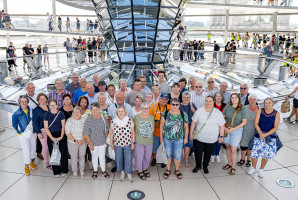 Die Besuchergruppe unter der Kuppel im Reichstagsgebäude | Bundesregierung StadtLandMensch-Fotografie