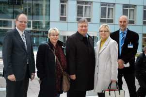 Die Besuchergruppe vor dem Klinikum