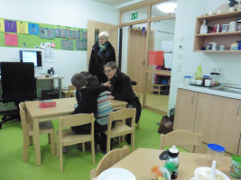 Bürgermeisterin Agathe Heuser-Panten und Sabine Dittmar im Haus der Kinder in Fladungen