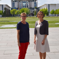 Sabine Dittmar, MdB, mit Nicole Hromadka vor dem Kanzleramt