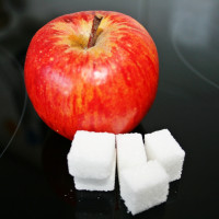 Würfelzucker gegen Apfel