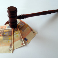 Geld / Richterhammer