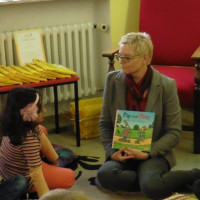 Sabine Dittmar, MdB, beim Vorlesen in Bad Kissingen