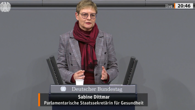 Sabine Dittmar am Rednerpult des Deutschen Bundestages